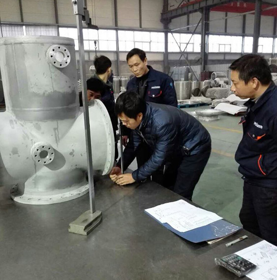 客戶對(duì)GIS殼體加工尺寸進(jìn)行檢測(cè)。